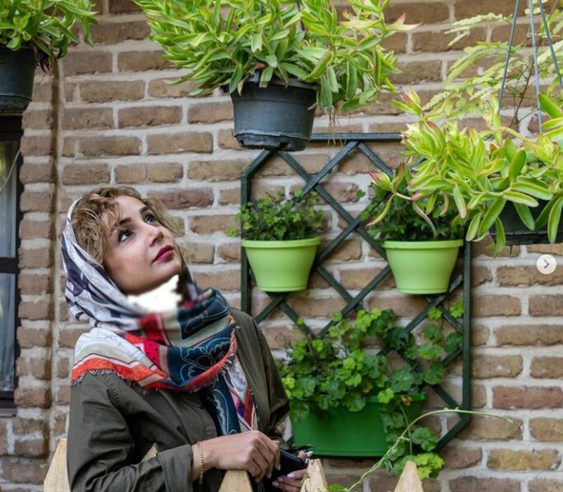 شبنم قلی‌خانی در تراس آرامش‌بخش و دکور شیک خانه با گیاهان سبز