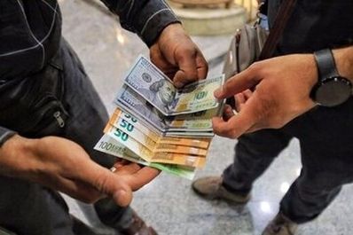 قیمت دلار در بازار آزاد و رسمی | دلار گران شد