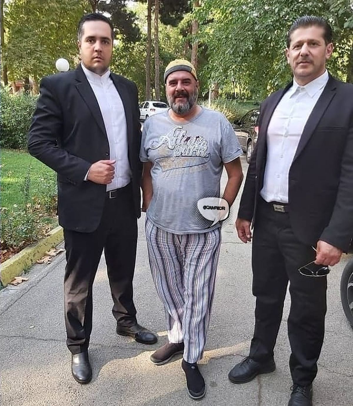 بازیگر سریال دودوکش2 و بادیگاردهاش+عکس